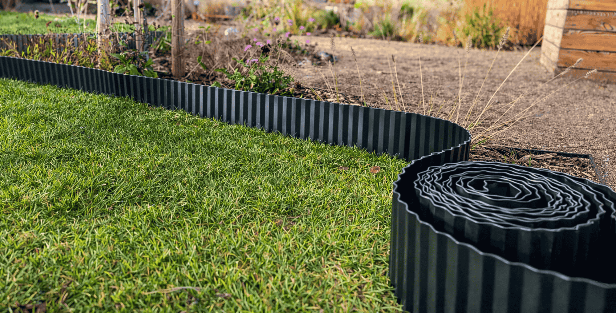 Vlnitý kovový obrubník antracit